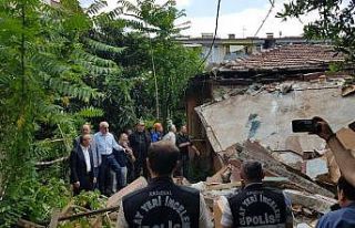 Metruk evde yıkım sırasında sundurma çöktü:...