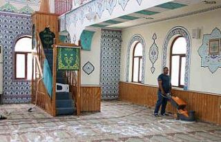 Mezarlıklarda ve camilerde bayram temizliği