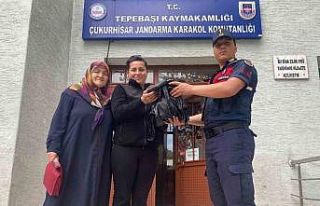 Mezarlıkta unuttuğu çantasını jandarma teslim...