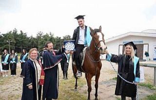 Mezuniyet belgelerini at üzerinde aldılar