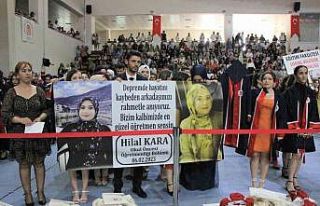 Mezuniyet töreninde ağlatan deprem pankartı