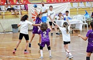 Minik eller bu kez yüzlerce çocuğu spora kazandıran...