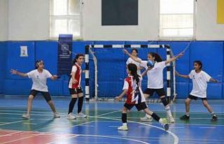 Minik eller hentbolda buluştu