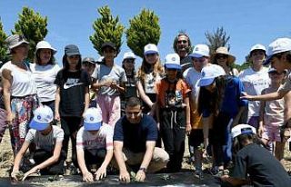 Minik eller yaz fidelerini Adabahçe’nin bereketli...