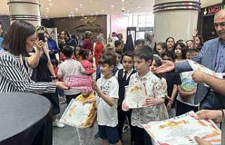 Minik öğrencilerin yıl sonu resim sergisi beğeni...