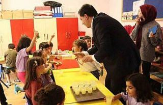 Miniklere limonata ve kek ikram edildi