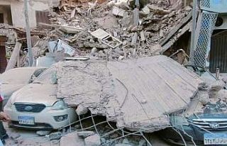 Mısır’da 13 katlı bina çöktü