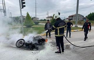 Motosiklet alev aldı yangın tüpüyle söndürdü
