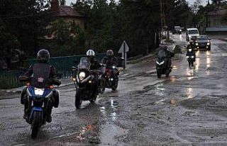 Motosiklet derneğinden köy okuluna anlamlı kitap...