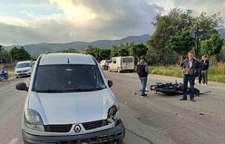 Motosiklet hafif ticari araçla çarpıştı