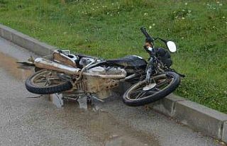 Motosiklet kazasında ağır yaralanan gencin hayati...