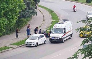 Motosiklet otomobile arkadan çarptı: 1 yaralı