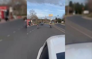 Motosiklet üzerine uzanıp yolculuk eden gençler...