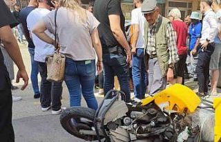 Motosikletle çarpışan otomobil sürücüsü kaza...