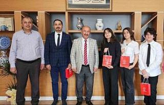 Müdür Başyiğit, Türkiye üçüncüsü öğrencilerle...