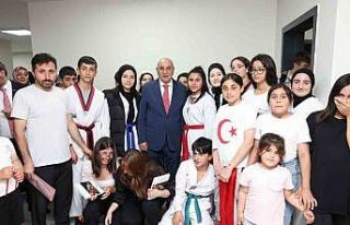 Naim Süleymanoğlu Kapalı Spor Salonu hizmete açıldı