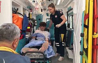 “Ne bakıyorsun” deyip 2 genci darp edip bıçaklayan...