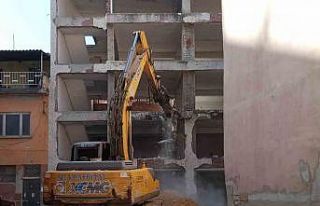 O bina yıkılmaya başlandı