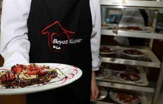 Öğrenciler kendi elleriyle pişirip sattı, gelir...