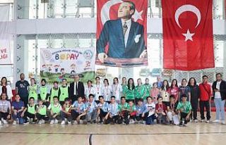 Öğrenciler, parkur yarışlarında eğlenceli vakit...