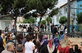 Öğrenciler sınavda, veliler dışarıda ter döktü