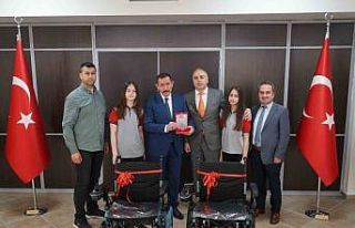 Öğrenciler, topladıkları atık yağlar ile engellilere...