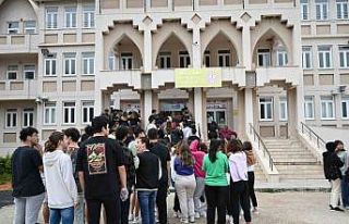 Öğrenciler üniversite deneme sınavında ter döktü