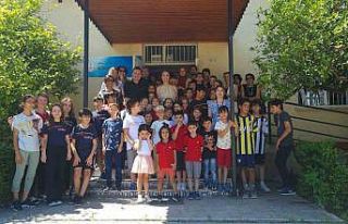 Öğrencilerden köy okuluna kütüphane