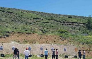 Öğrencilere atış eğitimi