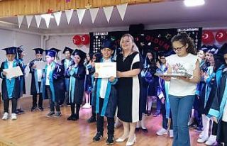 Öğrencilerin mezuniyet coşkusu