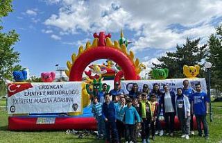 Okul bahçesine kurulan balon park ile minik öğrenciler...