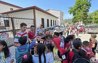 Okul çıkışı öğrencilere kek dağıttılar