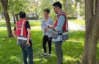 Okul önlerinde polis denetimleri sürüyor