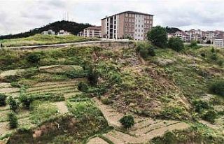 Okul yakınındaki heyelan tedirgin etti