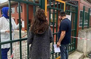 Okulun dışına çıktı, tekrar girmek isteyince...