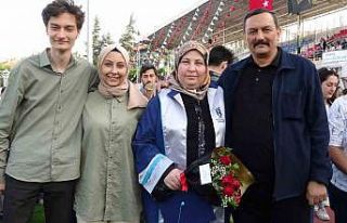 Okuma aşkı bitmedi, 43 yaşında üniversiteden...