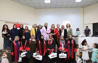 Okuma yazma öğrenen kadınların mezuniyet heyecanı