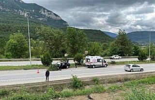 Önce direğe ardından ağaca çarpan otomobil sürücüsü...