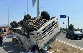 Önündeki araca çarpıp takla attı