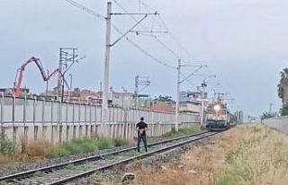 Önüne geçtiği treni durdu, hiçbir şey olmamış...