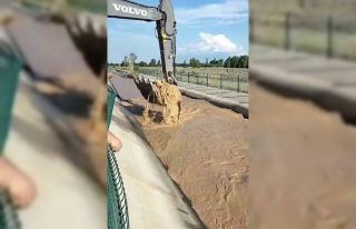 Operatörden alkışlanacak hareket: Su kanalına...