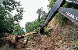 Ordu’da 3 ilçeyi birbirine bağlayan yolda heyelan