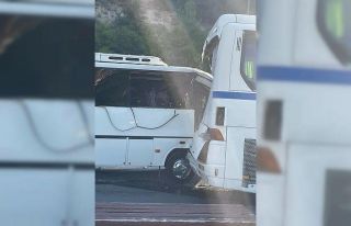 Otel servis otobüsüne servis midibüsü çarptı
