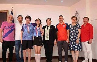 Otizmli gençler madalya sevinçlerini Başkan Çerçioğlu...
