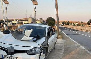 Otomobil akaryakıt istasyonunun duvarına çarptı:...