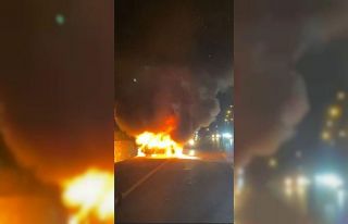 Otomobil alev topuna döndü: Sürücü son anda kurtuldu