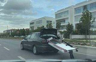 Otomobil bagajına yüklenen kapılar sürücüleri...