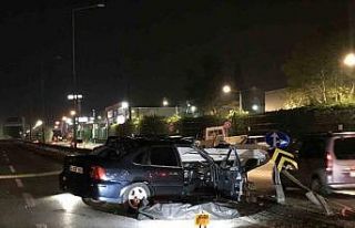 Otomobil, bariyerlere ok gibi saplandı: 1 ölü,...