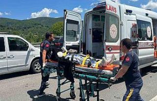 Otomobil çekiciye arkadan çarptı: 4 yaralı