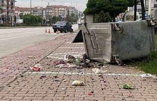 Otomobil çöp konteynerine çarptı: 1 yaralı